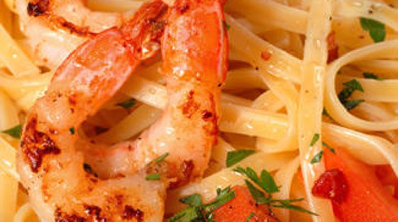 Rezance postrezite s sesekljano baziliko ali peteršiljem.