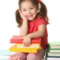 Otroci prvi šolski dan lahko doživljajo z veseljem in pričakovanjem ali pa s str