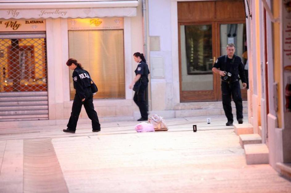 Morilec se je le slabo uro po tem, ko je večkrat zabodel 49-letno gospo, sam pre