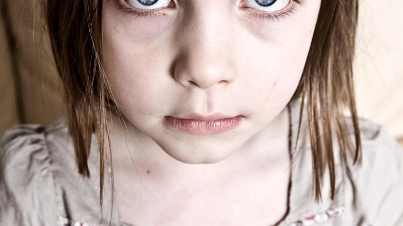 Nasilje nad otrokom lahko vsakdo anonimno prijavi na straneh ministrstva za notr