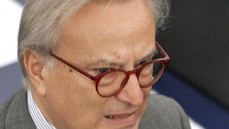 Swoboda meni, da bi se morala Evropska komisija v reševanje spora vključiti že p