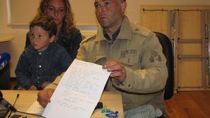 Milan Novak kaže grozilno pismo. V ozadju Liljana Grm. (Foto: Jerca Božič Kranje