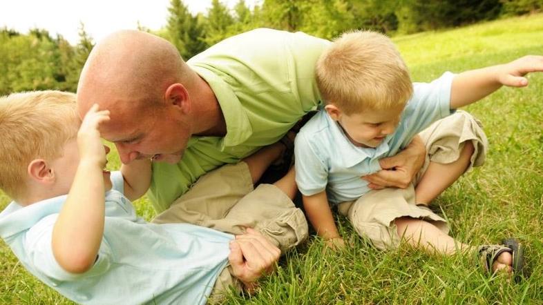 Slabih pet odstotkov očetov v Sloveniji izkorišča starševski dopust za nego in v