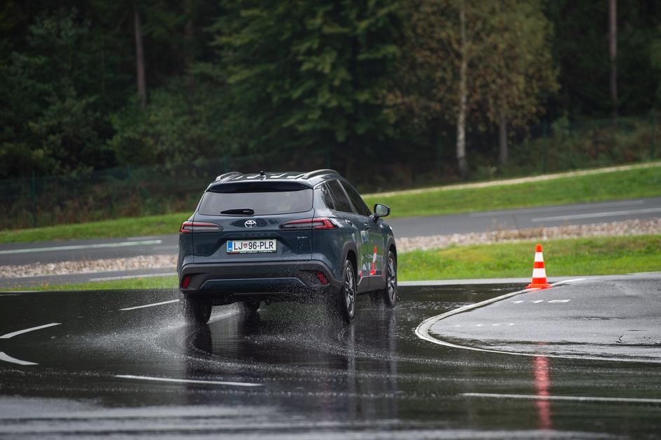 Preizkus zaviranja s Toyotinimi vozili na AMZS poligonu varne vožnje na Vranskem.