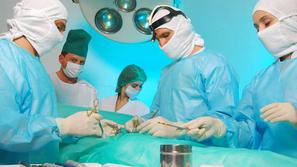 Poteze Gregorja Pivca na oddelku za ortopedijo, kjer operacije kolkov izvajata z