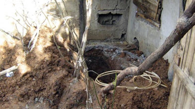 Policija je našla truplo deklice Medine Memi v dvometrski luknji v kokošnjaku pr