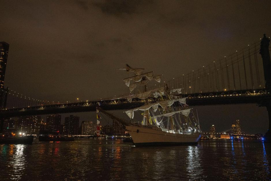 Jadrnica mehiške mornarice trčila v Brooklynski most | Avtor: Profimedia