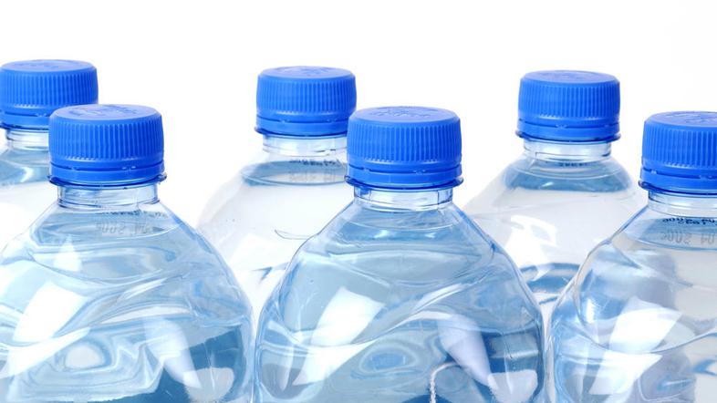 Prenos okužbe na človeka je možen z okuženo hrano ali vodo, prek stika z živalmi