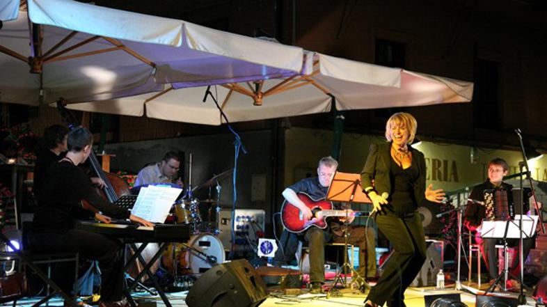 Kakovostna in raznolika programska ponudba je zasnovana predvsem na klasični gla