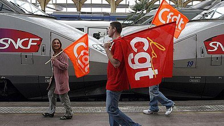 Protestniki ob vlakih TGV, ki lahko med vožnjo dosegajo hitrosti do 320 kilometr