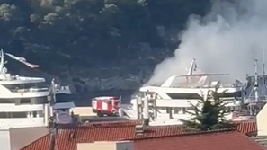 Požar jahte v Makarski