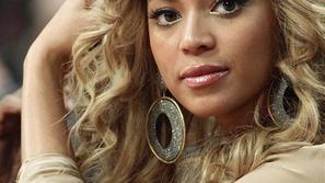 Beyoncé je na zasebnem koncertu nastopila skupaj z Usherjem, prejela pa je milij