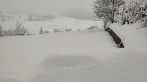 Sneg in zasnežena cesta