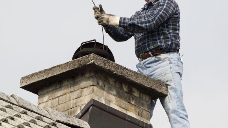 Nekateri uporabniki naj bi za dimnikarji stali celo s štoparicami. (Foto: Istock