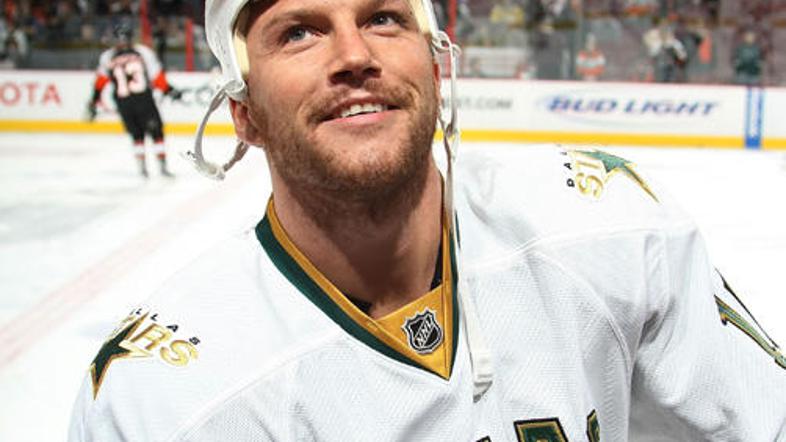 Seanu Averyju ni všeč, da njegove bivše hodijo z njegovimi konkurenti.