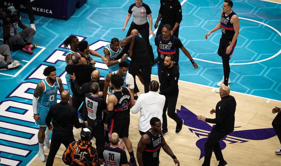 Hud množičen pretep na tekmi najbolj vročih ekip lige NBA