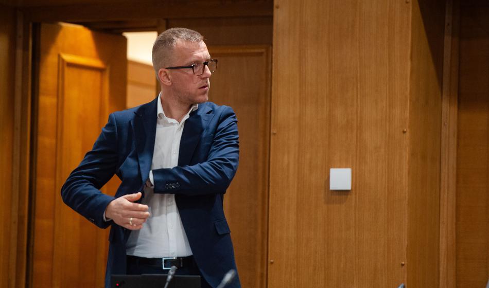Novo razkritje o poslancu Resnice: Družina naj bi imela apartma v Grčiji