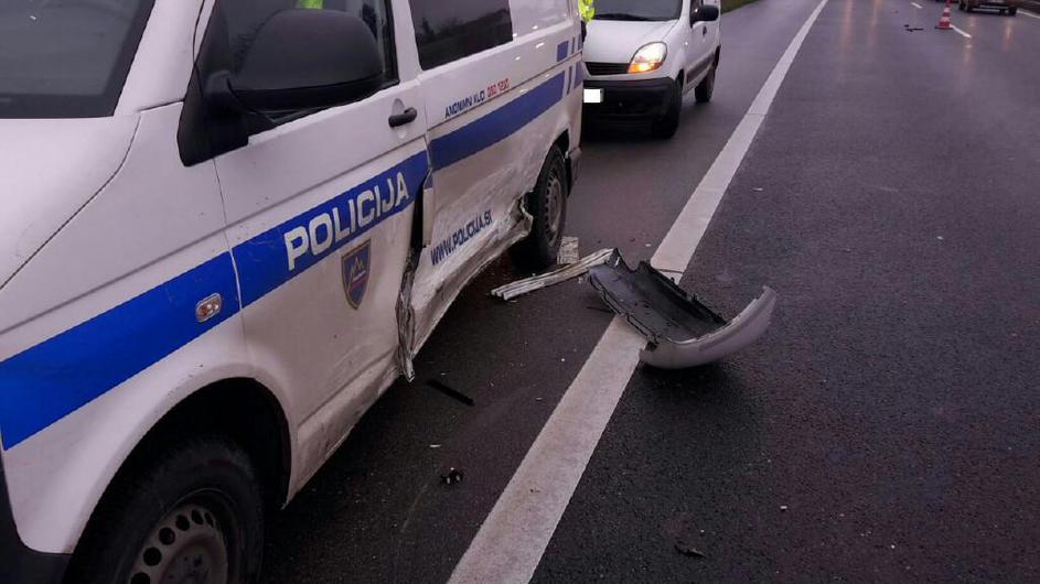 poškodovano policijsko vozilo