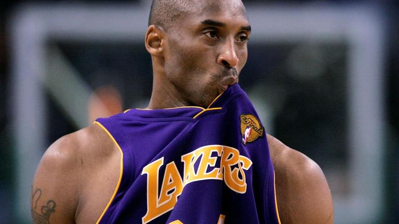 Kobe Bryant ni imel dovolj pomoči soigralcev. (Foto: Reuters)