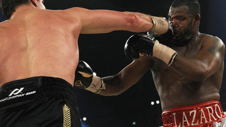 Vitalij Kličko je takole zadal odločilni udarec in na tla spravil Kubanca Gomeza