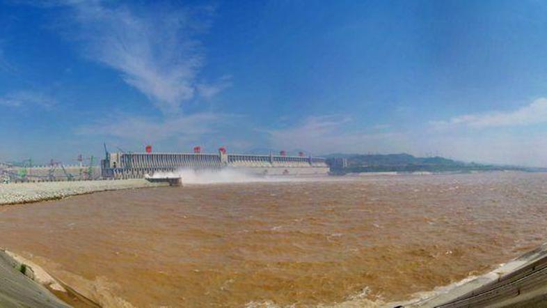 Na sliki je največji jez na svetu Jez treh sotesk.