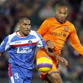 Thierry Henry se bori z branilcem Getafejam Diazom.
