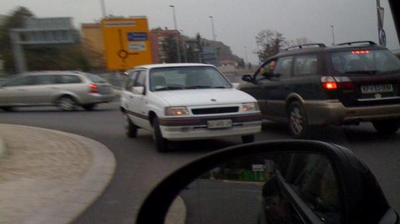 Italijanka je v rondoju vozila v napačni smeri. Na srečo ni povzročila nesreče. 