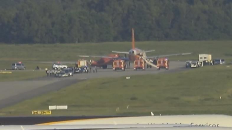 Zasilni pristanek letala Easyjet v Kolnu 