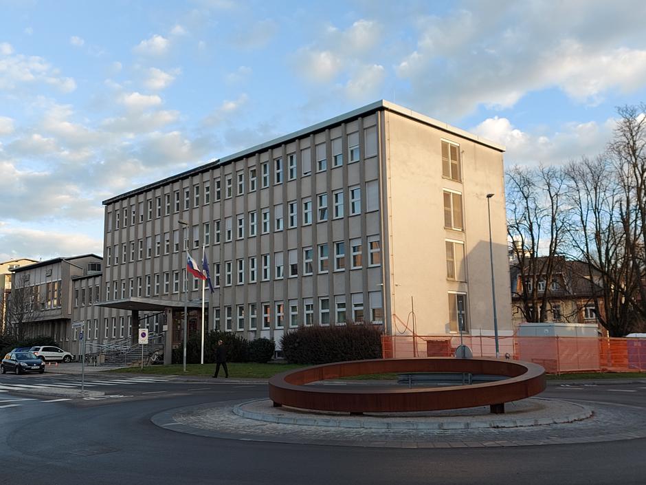Sodišče, Okrožno in okrajno sodišče v Kranju, zraven desno spomenik Bitcoin, tudi spomenik pohlepa kot rečejo v Kranju | Avtor: M. Ha.