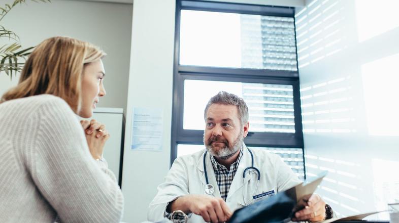 Zdravnik, pregled v ambulanti