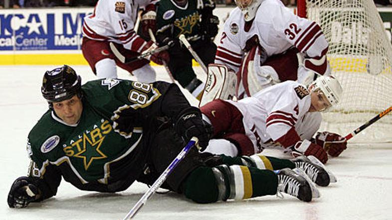 Eric Lindros se je moral upokojiti zaradi težav z zdravjem.