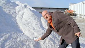 Vodja VOC Matjaž Kapitler ob za zdaj še velikem kupu soli, ki pa bo verjetno hit