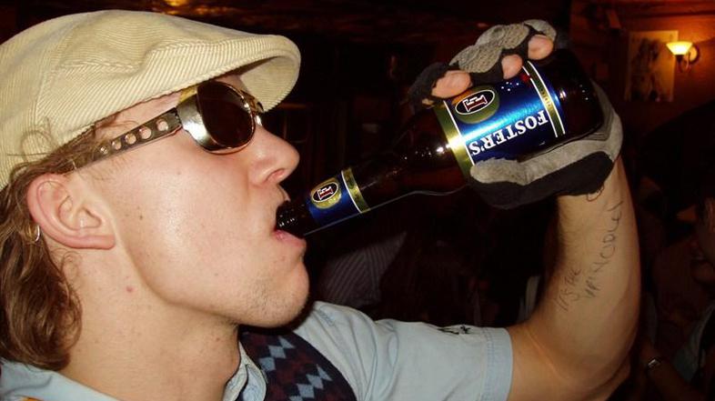 Angleška mladina slovi po opijanju do kome. Bild svetuje: stran od tod!