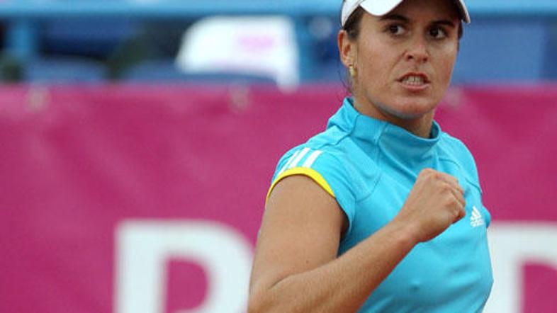 Anabel Medina Garrigues je po dobrih dveh urah igre napredovala v portoroški fin