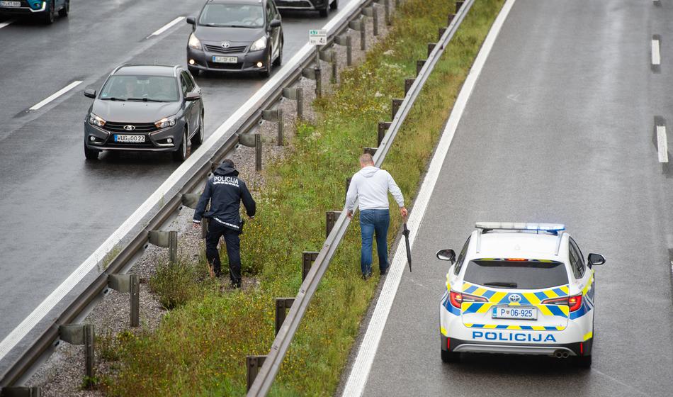 Znano, kaj se dogaja z 21-letnikom, ki naj bi napadel policista