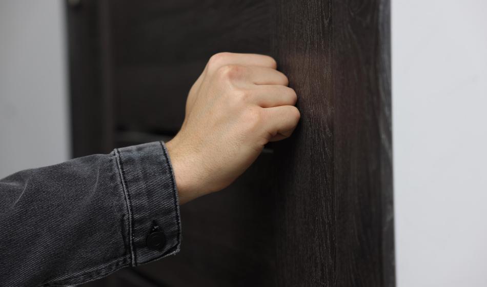 Policisti potrkali na vrata, 36-letnik pa v beg, to je skrival