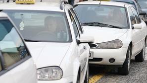 Subvencionirani taksiji naj bi zmanjšali število prometnih nesreč. (Foto: Nik Ro