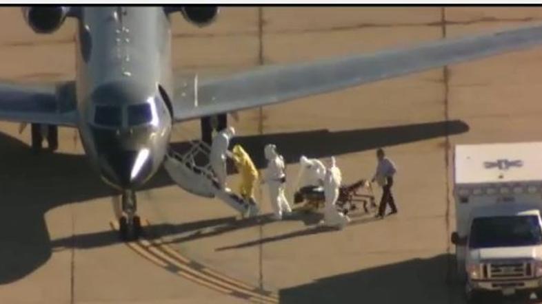 Spremljevalec okužene pacinetke z ebolo