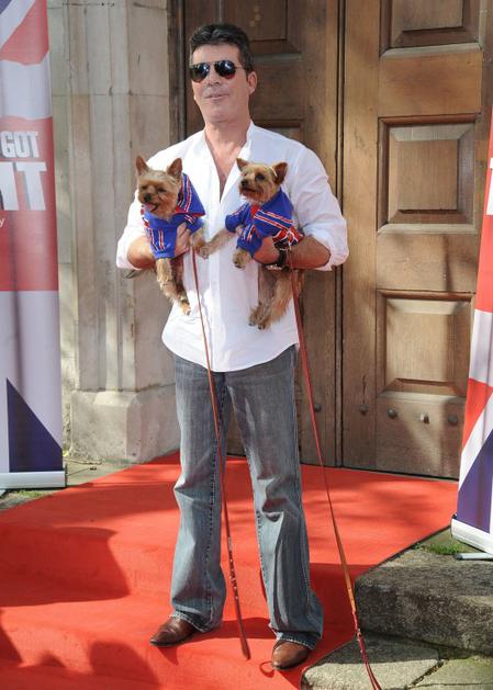 Kar z dvema se je na rdeči preprogi šova Amerika ima talent pojavil Simon Cowell