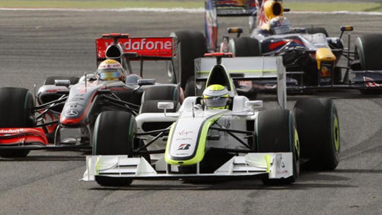 Button je v drugem krogu prehitel Hamiltona, med postanki pa obe Toyoti.