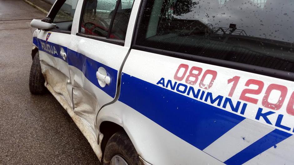 Poškodovan policijski avto | Avtor: PU Novo mesto
