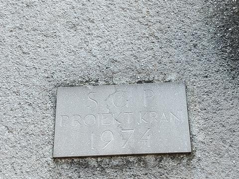 Razpadajoči samski dom v Stražišču pri Kranju