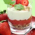 Jagode z nemastnim jogurtom so odlična lahka sladica z malo kalorijami.(Foto: iS