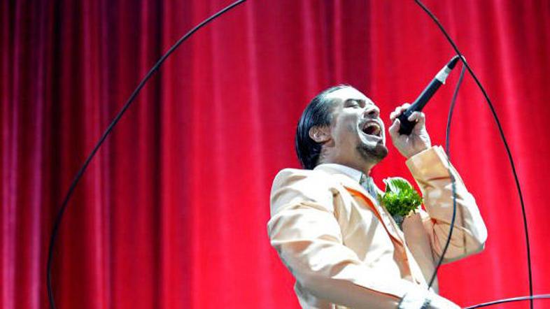 Veliki bendi, kot je Faith No More, svoje koncerte, ki jih številčno omejijo, po