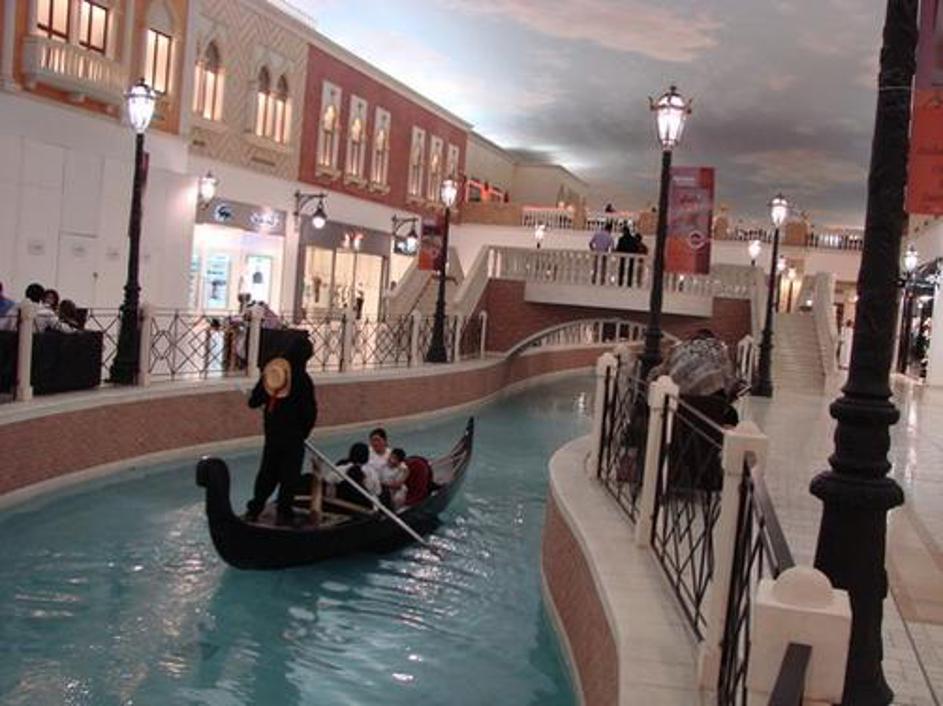 V dubajskem nakupovalnem centru Villagio vozijo tudi "beneške" gondole.