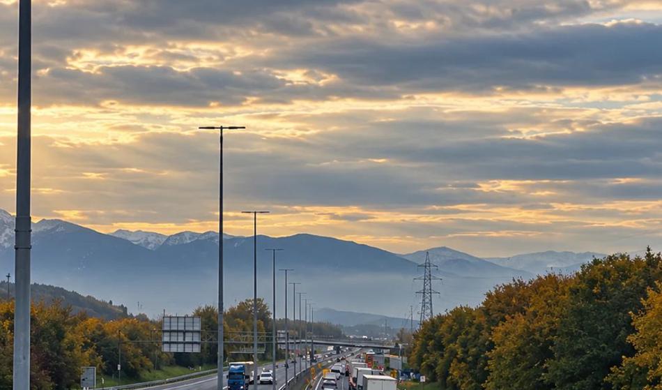 Prometna nesreča zaprla vozni pas, nastaja zastoj v obe smeri
