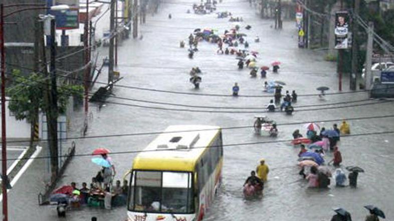 Poplave so terjale več kot 50 življenj.