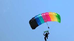 Ko je pristal, je od svoje drage prejel šopek.