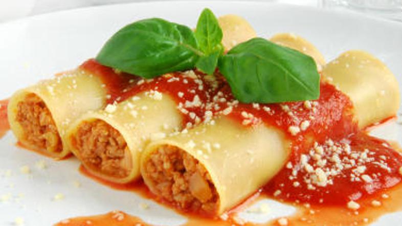 Kanelone lahko namesto s smetanovo polivko s sirom prelijete s paradižnikovo oma