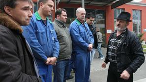 Delavci pravijo, da so prepuščeni sami sebi in jezni, ker po njihovem sindikalis